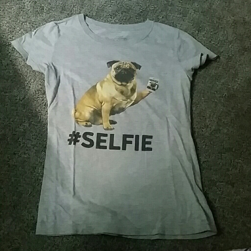 Grey pug selfie graphic t